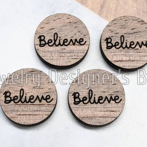 Cabochons en bois de 12mm Believe - Citation inspirante Embellissements en bois - Bouleau noyer en cerisier, couleur de choix - Vernis semi-mat
