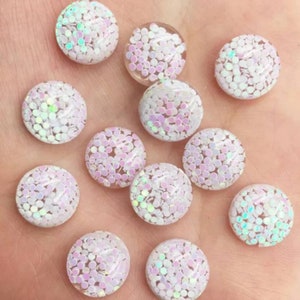 Dôme en résine paillettes blanc opale 12mm - Cabochon à dos plat rond irisé