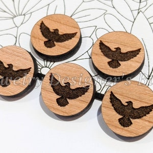 Cabochons en bois gravé Raven 12mm - Embellissements en bois animal - Bouleau noyer cerisier, couleur Pick - Vernis semi-mat