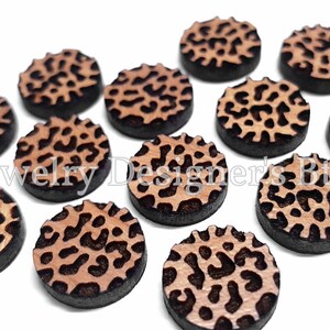 Pu&ograve; includere: Dodici decorazioni rotonde in legno per l'artigianato con un design a stampa leopardata. Le decorazioni hanno un diametro di circa 2,5 cm e un bordo nero.