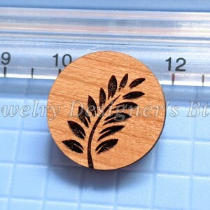 20 mm varen gegraveerde houten cabochons - houten versieringen van planten - kersenhout walnoot berk, kies kleur - semi-matte vernis