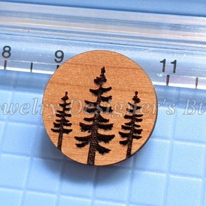 Cabochon in legno inciso di pini da 20 mm - Abbellimenti in legno di bosco - Legno di noce di betulla ciliegio, colore pick - Vernice semi-opaca