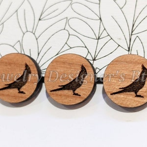 Cabochons en bois gravé Cockatiel 12mm - Embellissements en bois oiseaux - Bouleau noyer cerisier, Couleur Pick - Vernis semi-mat