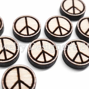 10 mm berkencabochon met vredessymbool - gegraveerde houten versieringen - semi-matte afwerking