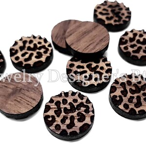 Pu&ograve; includere: Dieci dischi rotondi in legno per artigianato con un design a stampa leopardata. I dischi sono marroni con una stampa leopardata nera.