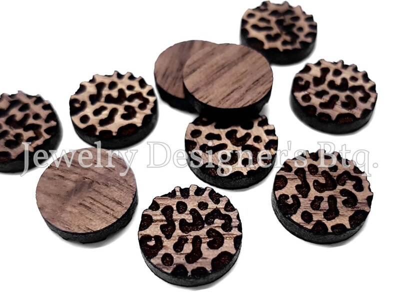 Pu&ograve; includere: Dieci dischi rotondi in legno per artigianato con un design a stampa leopardata. I dischi sono marroni con una stampa leopardata nera.