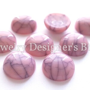 K&ouml;nnte beinhalten: Rosa und wei&szlig;e runde Cabochons mit Marmormuster. Die Cabochons haben einen Durchmesser von etwa 2,5 cm.