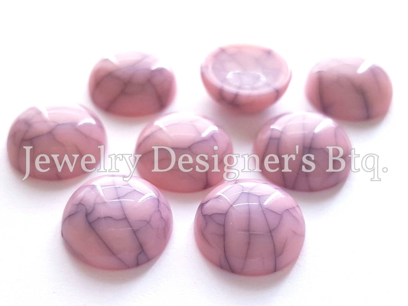 K&ouml;nnte beinhalten: Rosa und wei&szlig;e runde Cabochons mit Marmormuster. Die Cabochons haben einen Durchmesser von etwa 2,5 cm.