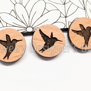 Cabochons en bois gravé colibri 8 mm - embellissements en bois oiseaux - cerisier noyer bouleau, choix de couleur - vernis semi-mat
