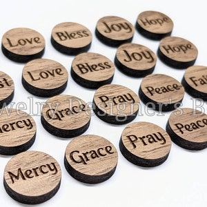 Mots inspirants gravés dans des cabochons en bois - Faites confiance à la grâce Bless Pray Hope Faith Miséricorde Peace Joy Love - Texte personnalisé et finition en bois