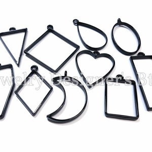 以下が含まれることがあります： ハート、涙型、三日月、ダイヤモンド、長方形など、さまざまな形をした黒い金属製のペンダントフレームが10個あります。フレームはすべて開いており、レジンやその他の素材で満たす準備ができています。