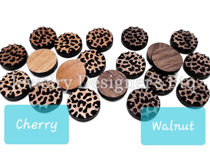 Pu&ograve; includere: Assortimento di cerchi in legno con un motivo a stampa leopardata. Alcuni cerchi sono in legno di ciliegio e altri in noce.