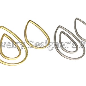 以下が含まれることがあります： 涙の形をしたイヤリングの土台が2組。1組はゴールド、もう1組はシルバー。土台は2層になっており、ユニークでモダンな外観になっています。