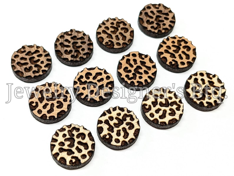 Pu&ograve; includere: Dodici decorazioni rotonde in legno per l'artigianato con un design a stampa leopardata. Le decorazioni sono marroni e beige con un bordo marrone scuro.