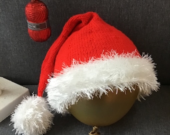 Modello PDF per lavorare a maglia un cappellino di Babbo Natale per neonati di 6-12 mesi, di Angela Turner.