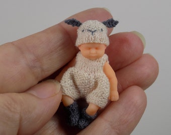 Patrón de punto PDF 1:12 para un conjunto de cordero bebé de Pascua para muñecas recién nacidas, ideal para la casa de muñecas, por Angela Turner