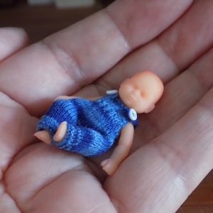 Wzór do robienia na drutach w formacie PDF 1:12 miniaturowe ogrodniczki dla noworodków autorstwa Angeli Turner