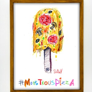 Puede incluir: Una ilustración dibujada a mano de una paleta de helado con forma de pizza con pepperoni, champiñones y queso. La paleta de helado está goteando queso derretido y tiene un palo de madera. La ilustración está enmarcada en un marco de madera marrón e incluye el hashtag #MonstrousPizza y la firma del artista "SHAWY".