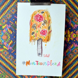Puede incluir: Una ilustración dibujada a mano de un helado de pizza sobre un fondo blanco. La pizza está cubierta con pepperoni rojo, champiñones y queso. El palo del helado es marrón. El texto "#MonstrousPizza" está escrito en letras de colores debajo del helado.