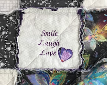 Courtepointe en chiffon : couverture brodée, Smile Laugh Love, courtepointe florale papillon