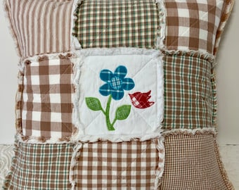 Housse de coussin matelassée chiffon blanc fauve : appliqué fleur oiseau fait main, 18 x 18