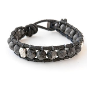 Men&#39;s SILVER SKULLS Leather Bracelet + Matte Black Labradorite