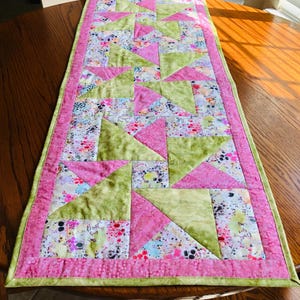 Pinwheels in Pink and Green Quilted and reversible  table runner with matching coasters