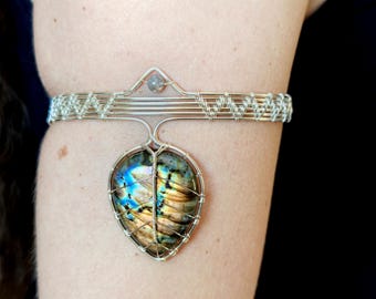 Leaf arm cuff with a labradorite gemstone