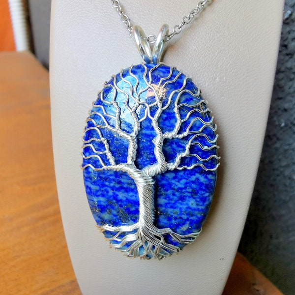 Tree pendant with a lapis lazuli gemstone