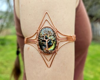 Tree arm ring with a labradorite gemstone