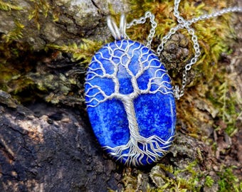 Tree pendant with a lapis lazuli gemstone