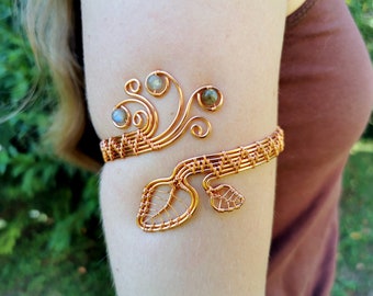 Armstulpe aus Blattkupfer mit Labradorit Perlen | Oberarm Bündchen | Keltischer Schmuck | Armstulpe | Oberarm Armreifen | Kupfer Armreif