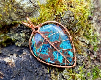 Leaf pendant with a shattuckite gemstone