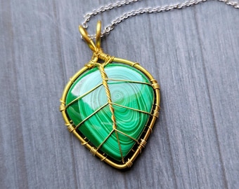 Leaf pendant with a malachite gemstone