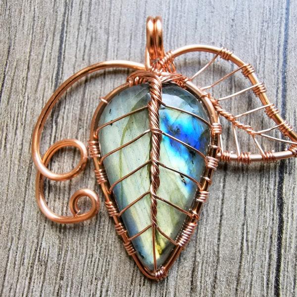 Leaf pendant with a labradorite gemstone