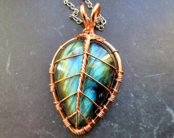 Leaf pendant with a labradorite gemstone