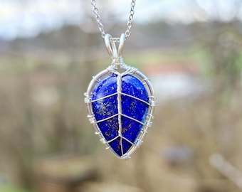 Leaf pendant with a lapis lazuli gemstone