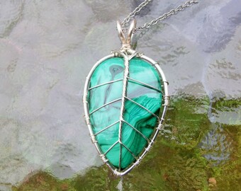 Leaf pendant with a malachite gemstone