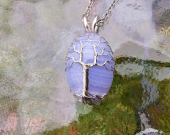 Tree pendant with an agate gemstone