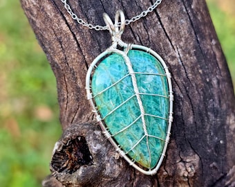 Leaf pendant with an amazonite gemstone