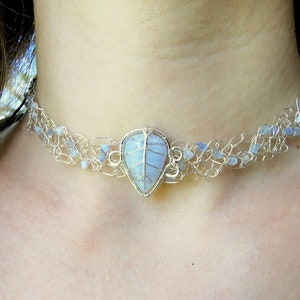 Wire crochet leaf choker with an agate gemstone