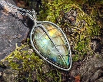 Leaf pendant with a labradorite gemstone