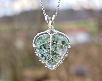 Leaf pendant with a moss agate gemstone