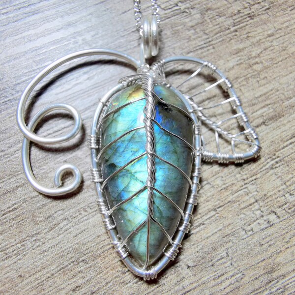 Leaf pendant with a labradorite gemstone