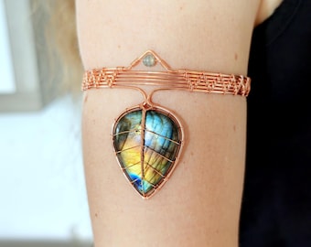 Leaf arm cuff with a labradorite gemstone
