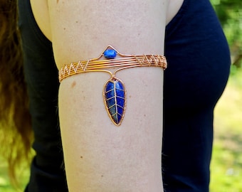 Leaf arm ring with lapis lazuli gemstones