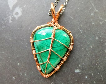 Leaf pendant with a malachite gemstone