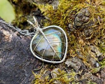 Leaf pendant with a labradorite gemstone