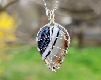 Leaf pendant with a black onyx gemstone