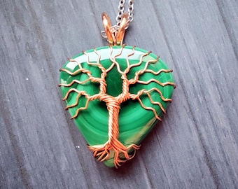 Tree pendant with a malachite gemstone
